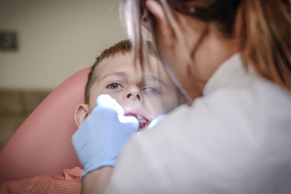 Prima visita dal dentista: quando iniziare?